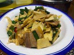 五花肉炒冬笋-太平小镇主题餐厅徽宴府