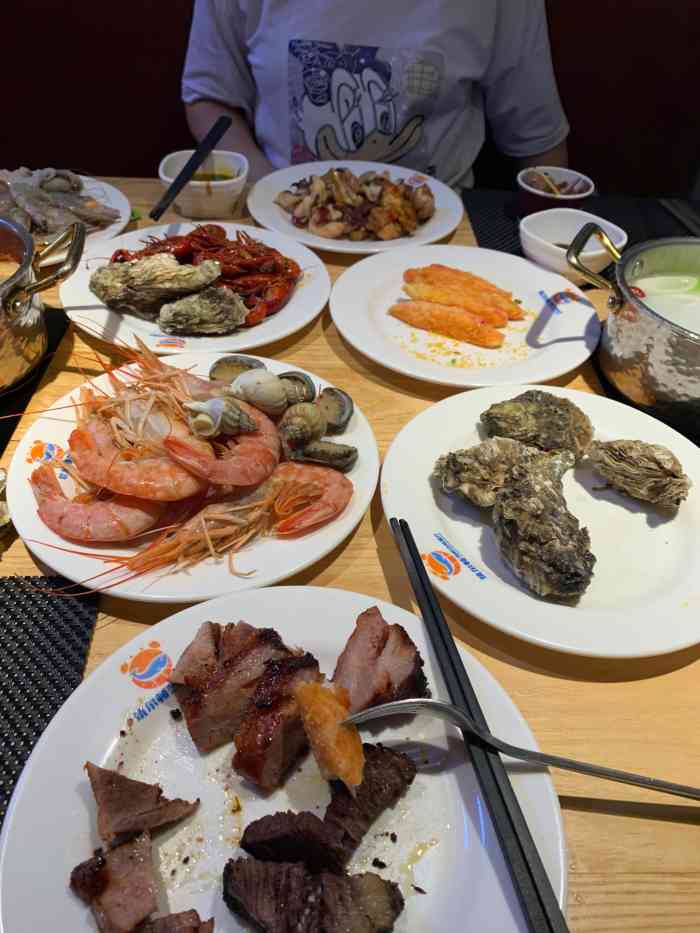 筑尔顿海鲜火锅毛肚烤肉自助餐厅(梅溪湖步步高店)-"五个人去的,服务