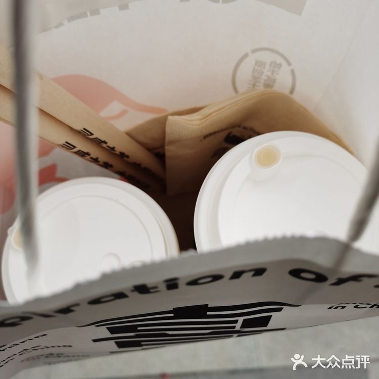 食在武汉—下雨也无法阻挡排队的喜茶