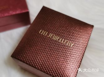 前几年过生日的时候外婆陪着到商场里挑礼物