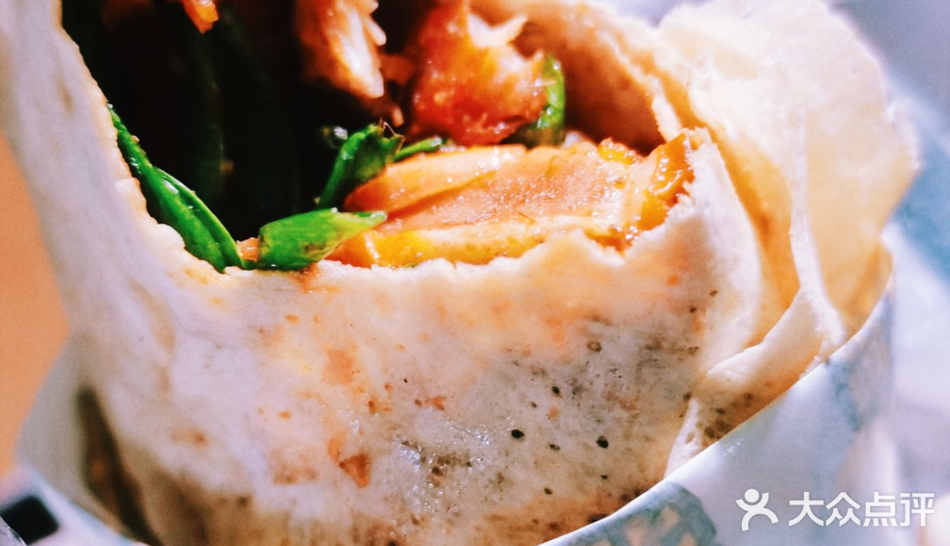 山东煎饼卷炸串绝了很少摊会卷煎饼