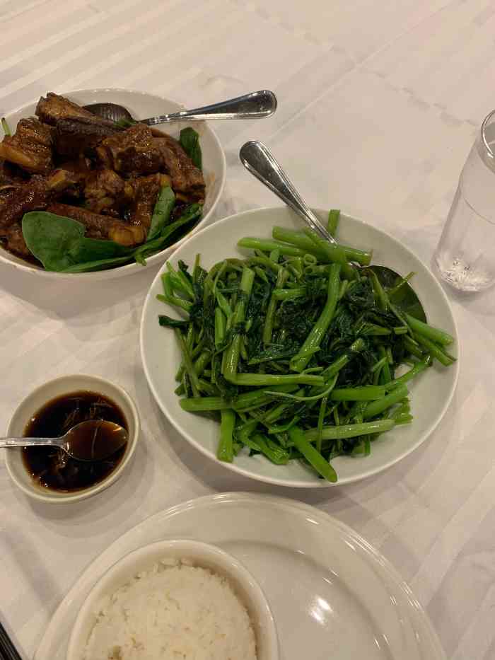 推荐椒盐猪排炒豆苗小笼服务员是广东人有个厨师是老