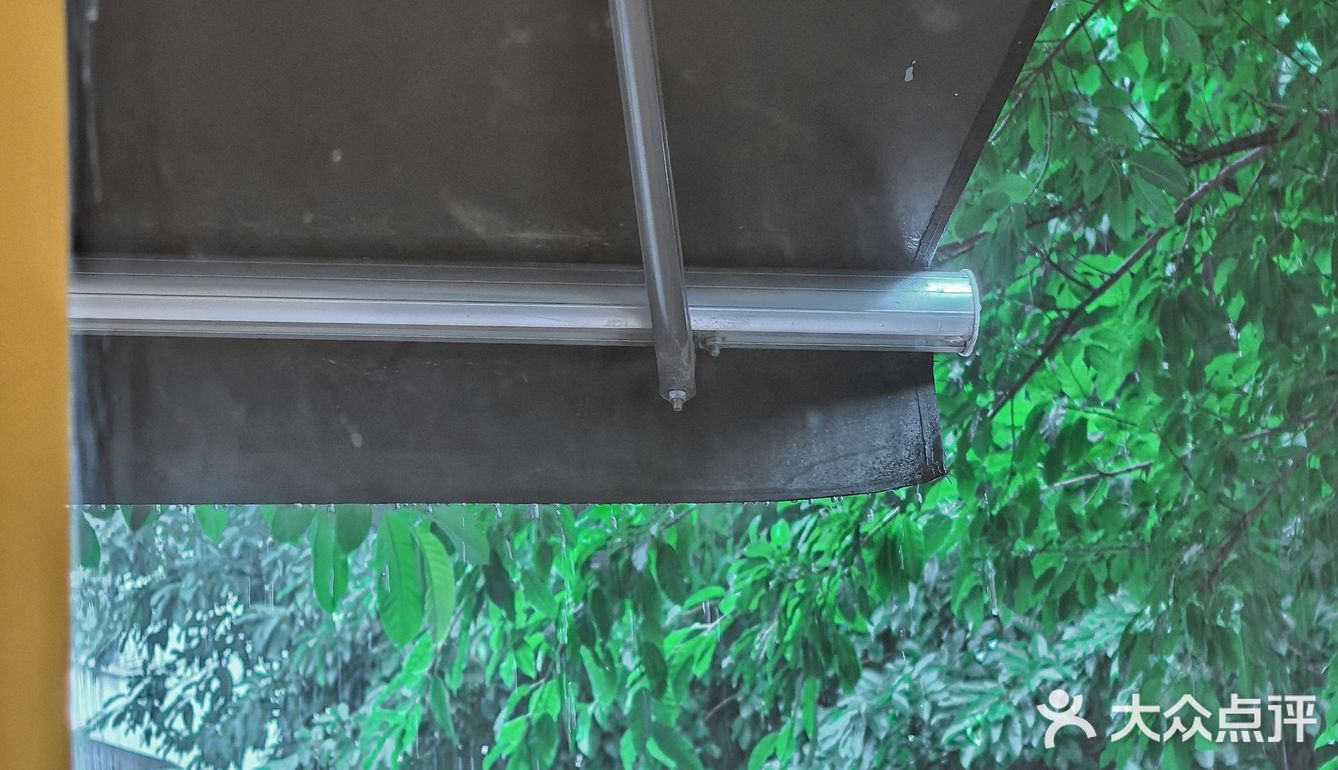 雨天里穿过漫画里行驶而来的蒸汽列车🚂咖啡屋