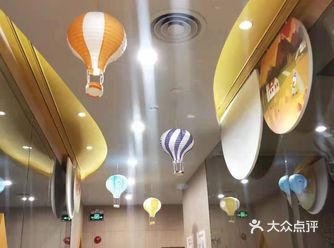 宝宝快2周岁了，偶然逛街的时候看到了这个早教店