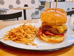 27&nbsp;牛肉汉堡-HELLO 27 意面·沙拉·帕尼尼