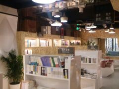-新华里咖啡书吧(新华书店小寨店)