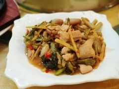 酸菜炒大肠-华兴餐厅·招牌生鱼片(桃园路店)