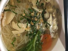 nuddle&nbsp;soup&nbsp;with&nbsp;soup-Neary Khmer Restaurant