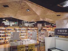 面包甜点陈列柜-新华里咖啡书吧(新华书店小寨店)