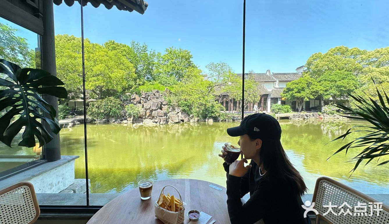 我在惠山古镇园林里面喝咖啡☕️看锦鲤
