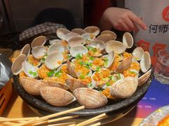 -何师烧烤·小龙虾·江湖川菜·精酿啤酒(成温店)