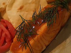 烟熏三文鱼配烤饺子皮和芥末籽酱-BOR Eatery(安福路店)