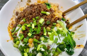 Dry-stewed Pea and Pork Noodles
