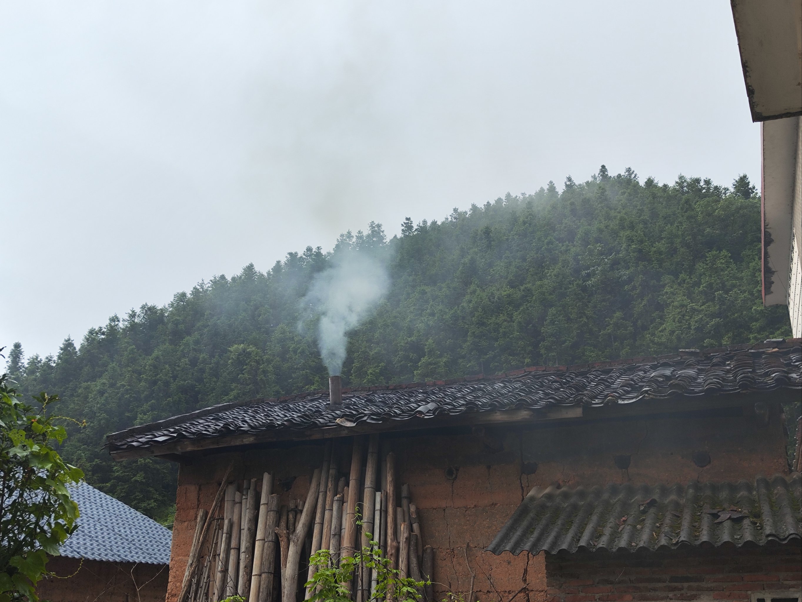 炊烟袅袅的小山村图片图片