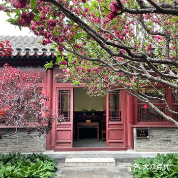 出小区又一次不经意路过故居，一红衣旅客突然感叹