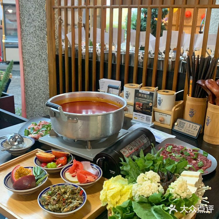 在大理喜洲!几十种现舂佐料火锅 酸汤火锅?