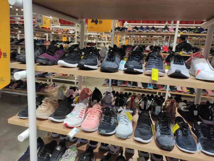 荟品仓(青浦店)-"荟品仓是仓储式销售类型,在各区大多有分部.