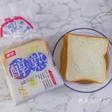 切开有厚度的吐司布丁，咬上一口
