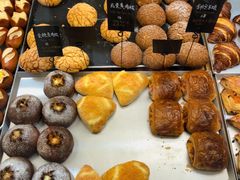 咸蛋黄肉松餐包-Dough&Joe团憩(瑞虹天地月亮湾店)