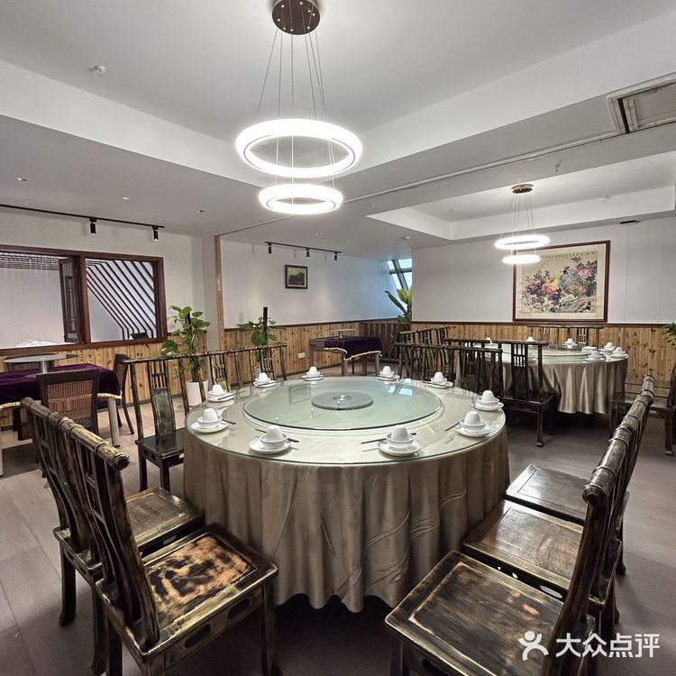 从江湖菜到传统川菜都能找到身影,吃上鲜活美味的菜肴