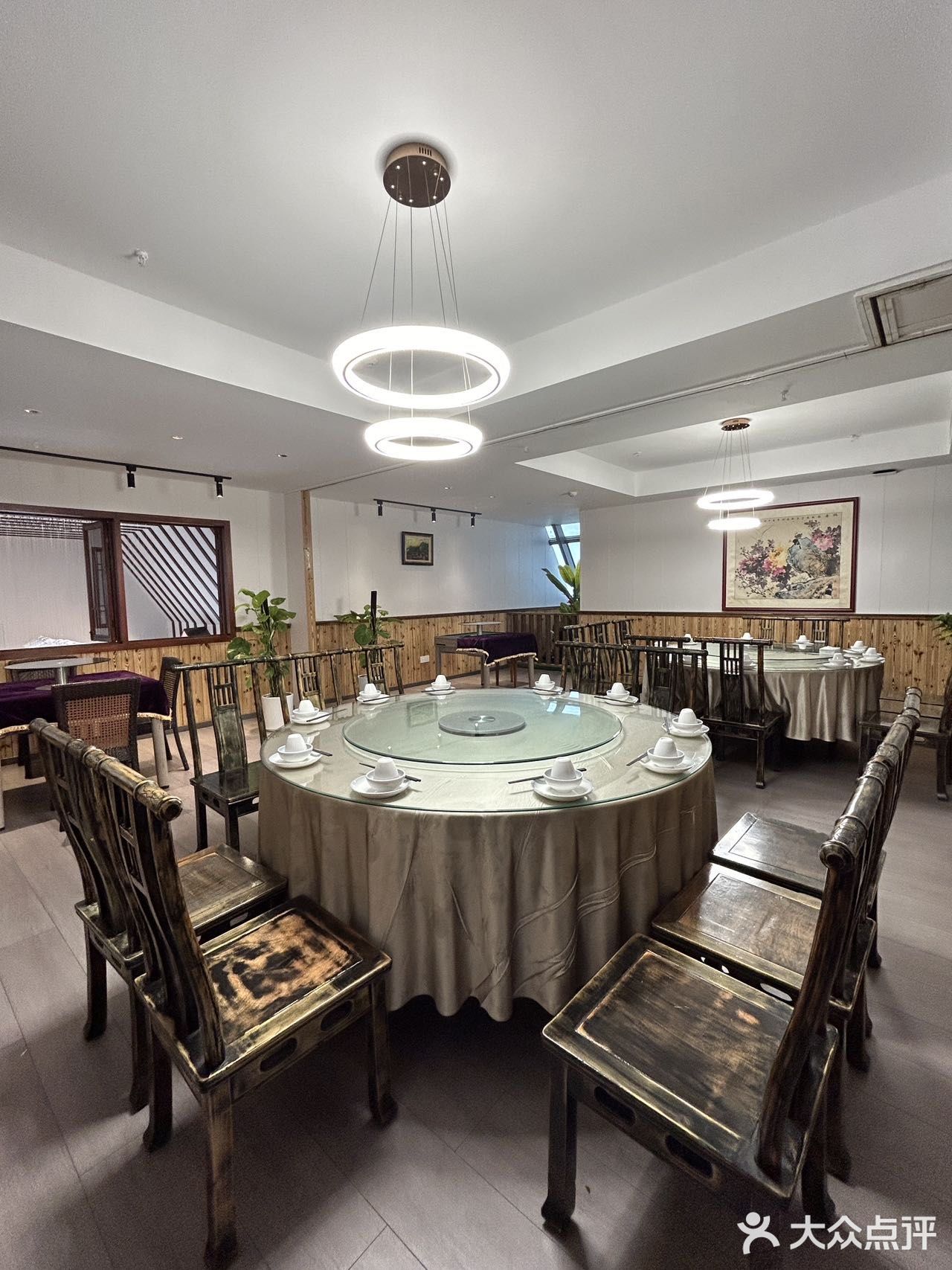 从江湖菜到传统川菜都能找到身影，吃上鲜活美味的菜肴