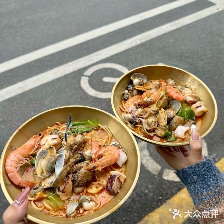 厦门沙坡尾街边！！人好多的沙茶面！