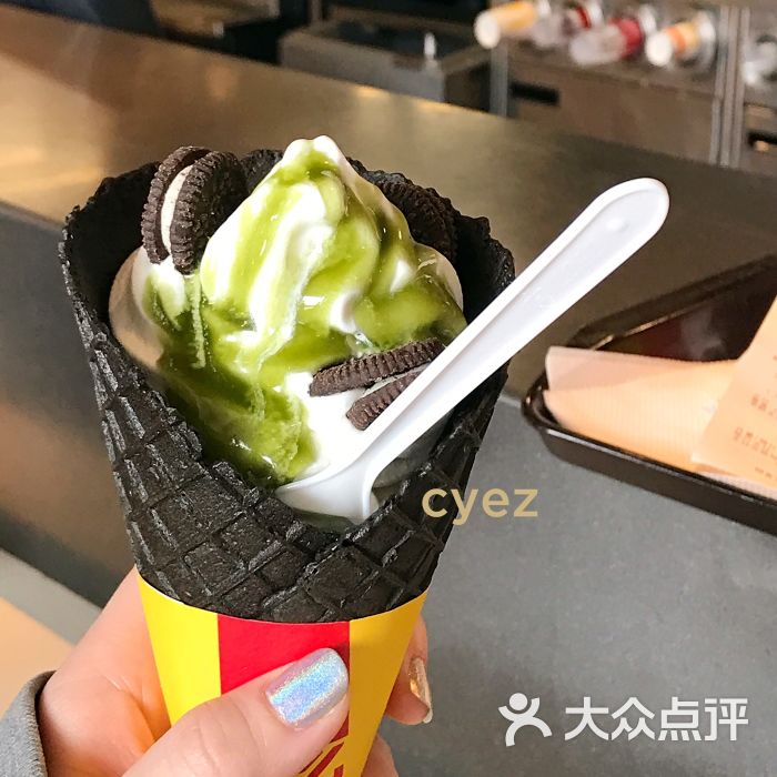 麦当劳(莘松路芭比伦dt店)大圆筒奥利奥抹茶酱风味图片 - 第1张