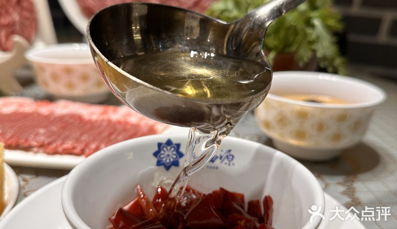 汤是清水涮！就代表羊肉是最好的！要是来点老北京糊饼