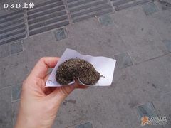 外表黑黑的，没什么卖相。-叶氏麻糍(鼓浪屿店)