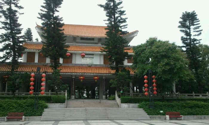 东岳公园"专门来东岳公园玩啊,这东岳公园地处市中心.