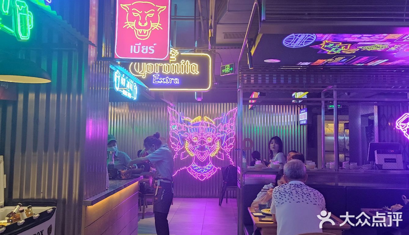 今晚在江畔独自美丽✨✨ 享受丰盛的泰餐🍲冬阴功再来一碗！