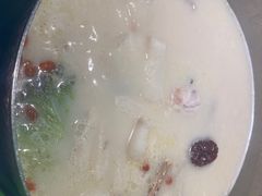 -洪氏嗨捞·广东猪肚鸡·椰子鸡火锅(西咸万象城店)