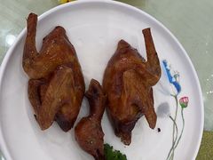 烧乳鸽-巨元河鲜酒楼·清远特色菜名店(英德店)