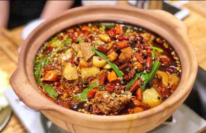 食鸡社肥肠鸡专营店(长寿路巴黎春天店)-"这家鸡公煲开在哥老官旁边还