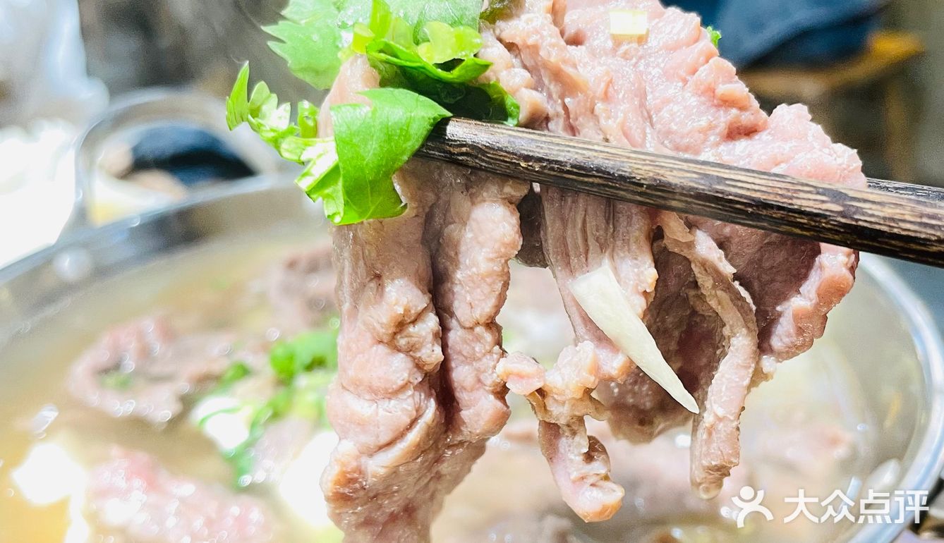 来打卡乐山非遗文化，最近跟跷脚牛肉杠上了[得意]