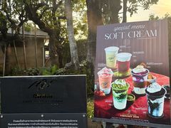 -Chom Cafe and Restaurant