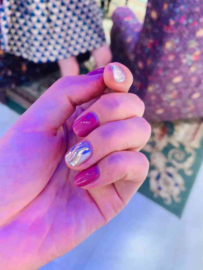 而且审美很好,也算是她家老顾客了,这次做了手,小姐姐帮忙选的颜色跳