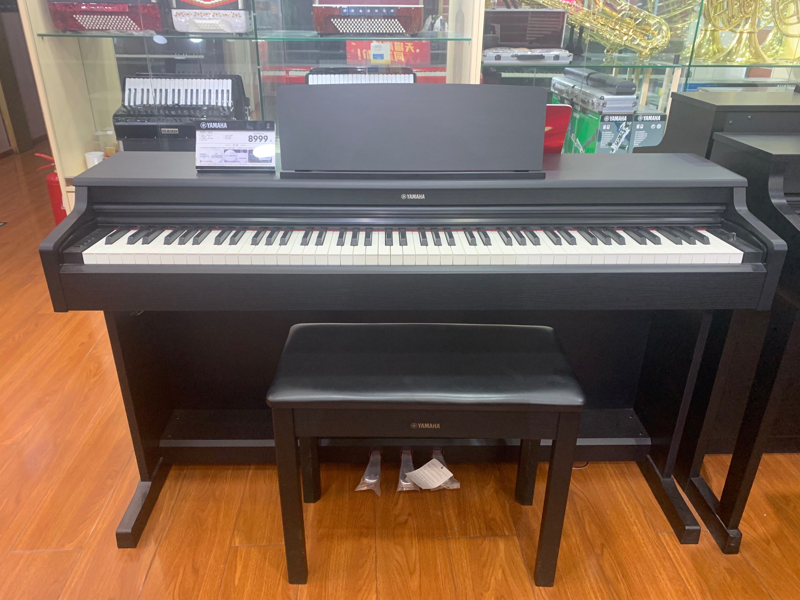 雅马哈ydp-165电钢琴,算是中端电钢琴的典范了,是一款性价比非常高的