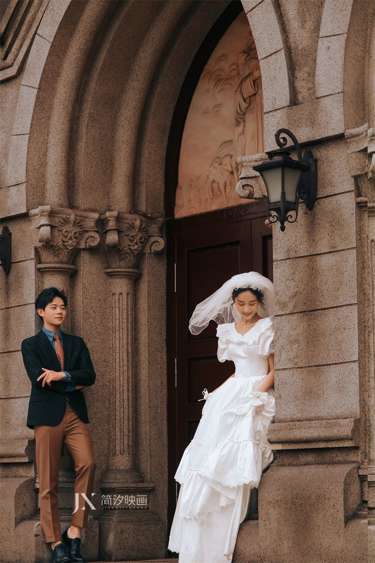 甜蜜浪漫的复古港风婚纱照
像极了一部