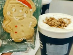 圣诞姜饼人拿铁-瑞幸咖啡(深圳宝安机场国内到达厅店)