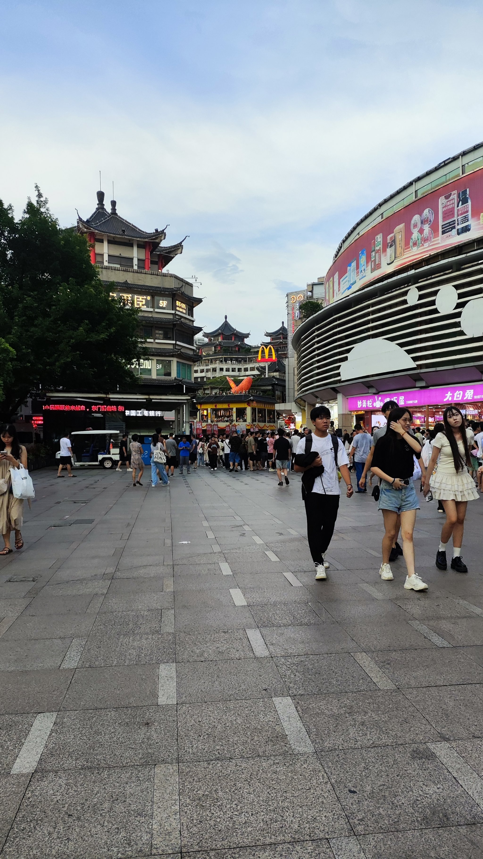 热闹的街景 真实图片