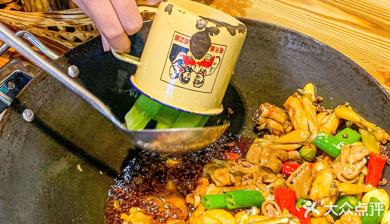 东莞火锅｜西平的地摊肥肠牛蛙锅敲配饭哎🔥