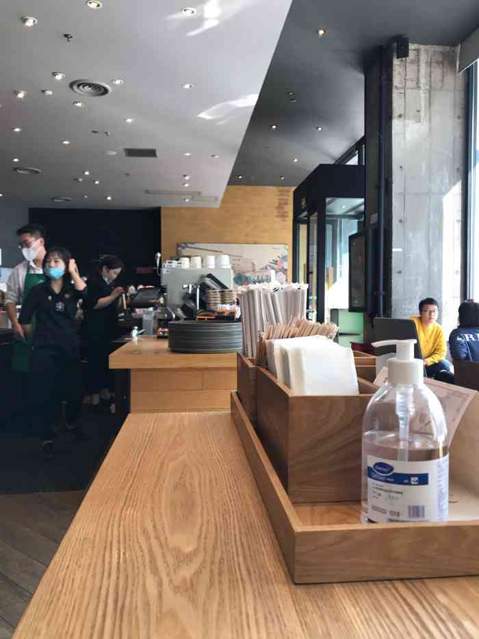 星巴克(沈阳中街新玛特店)-"星巴克咖啡是一家很好的饮品店,就是价位