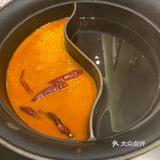 服务员推荐了寿喜锅和麻辣的锅底，各种肉类都来了一份