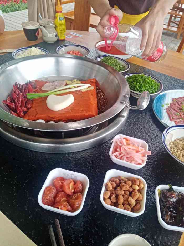 泥巴小院文创生态火锅-"开在田野里的火锅店,周边都是农家,跟着导.