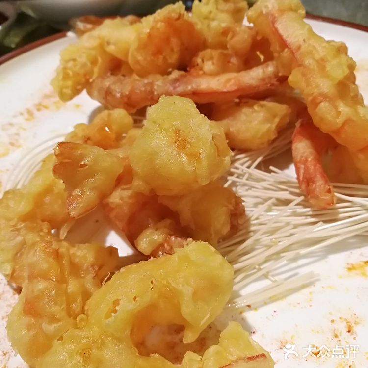 都是半成品，用各种好看的碗和碟子装着，用保鲜膜包着