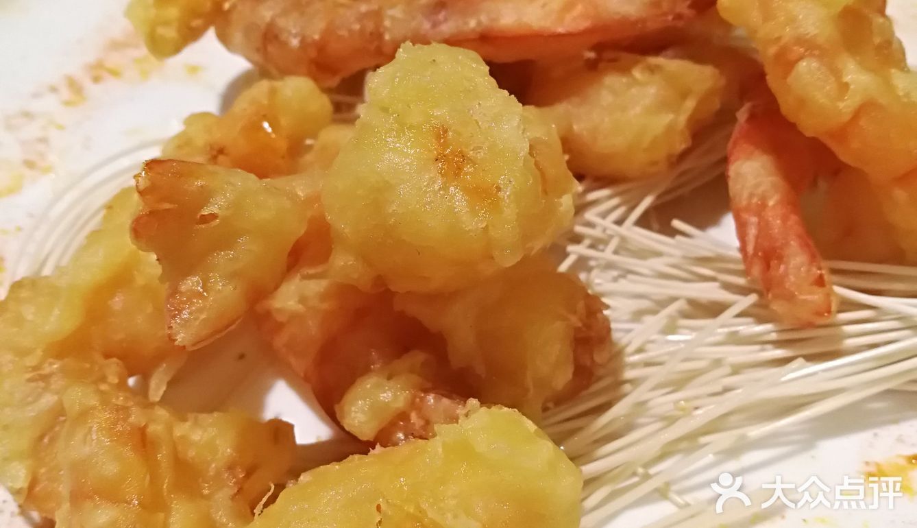 都是半成品,用各种好看的碗和碟子装着,用保鲜膜包着