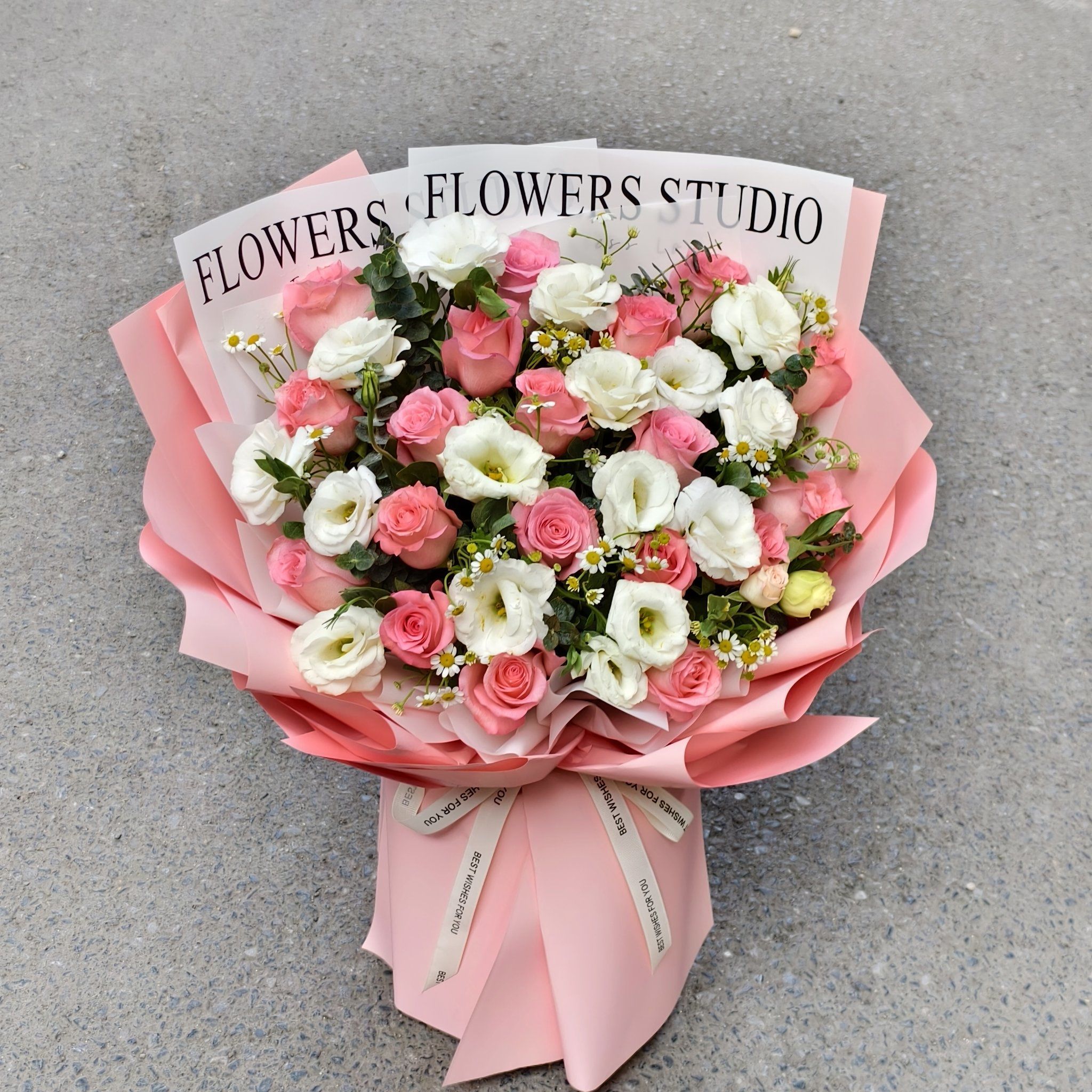 粉白色系玫瑰混搭花束
如同少女的心事🩷
在这浪漫的时光里
