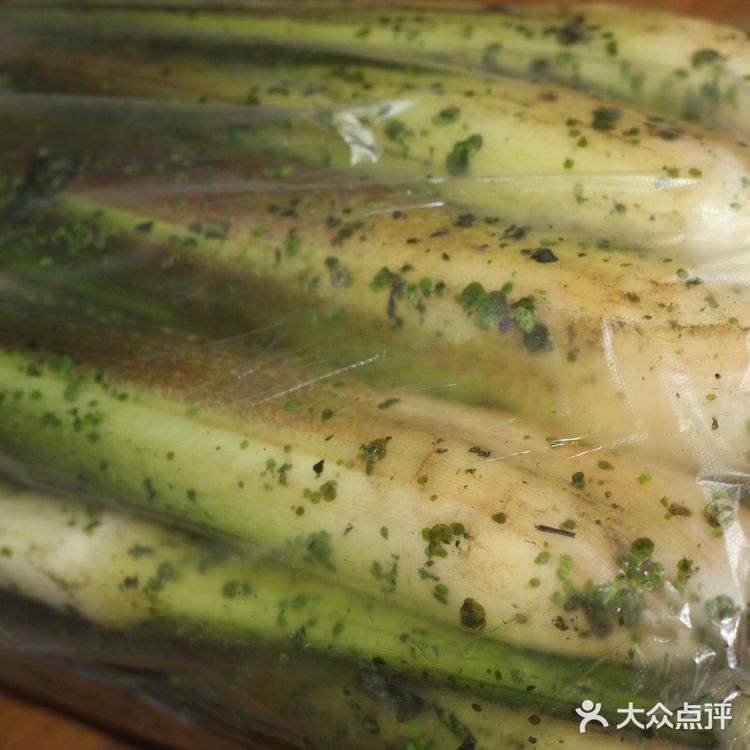 清清爽爽，碧绿清爽的家常菜！青椒茭白炒肉丝！