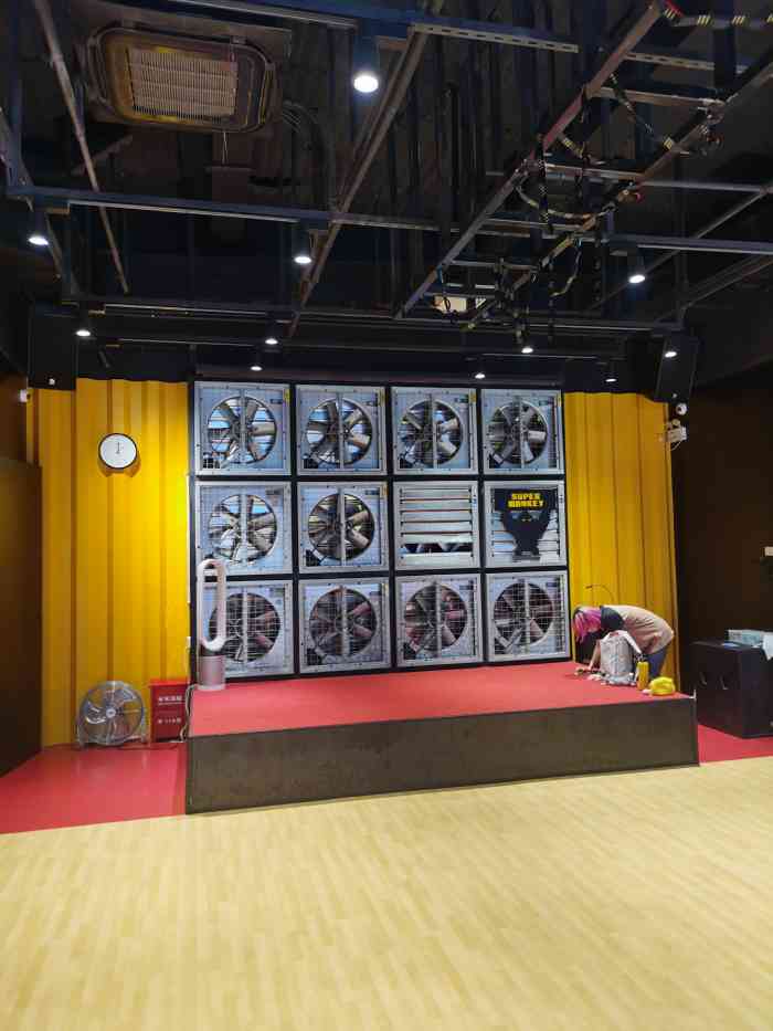 supermonkey超级猩猩健身(静安寺店)-"安在一条安静小马路上从外看